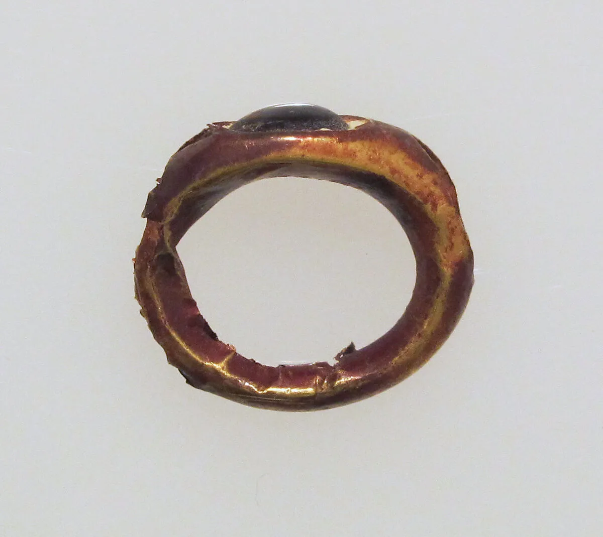 Ring with garnet — Unknown