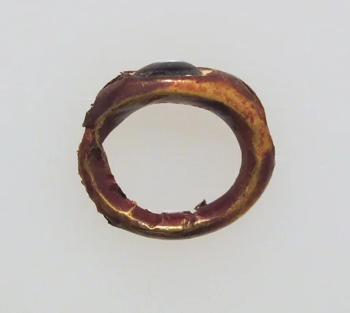 Ring with garnet