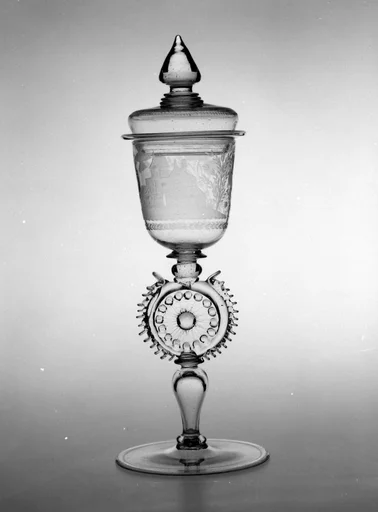 Standing cup