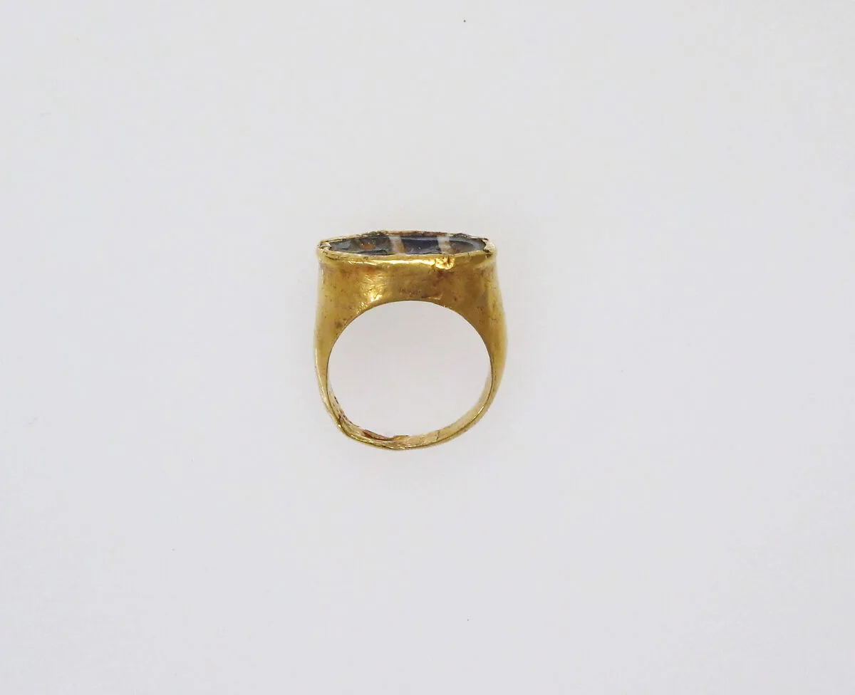 Gold finger ring with glass intaglio: a lioness — Unknown