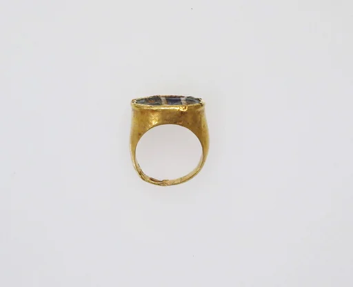 Gold finger ring with glass intaglio: a lioness