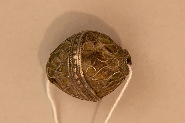 Bead — Unknown