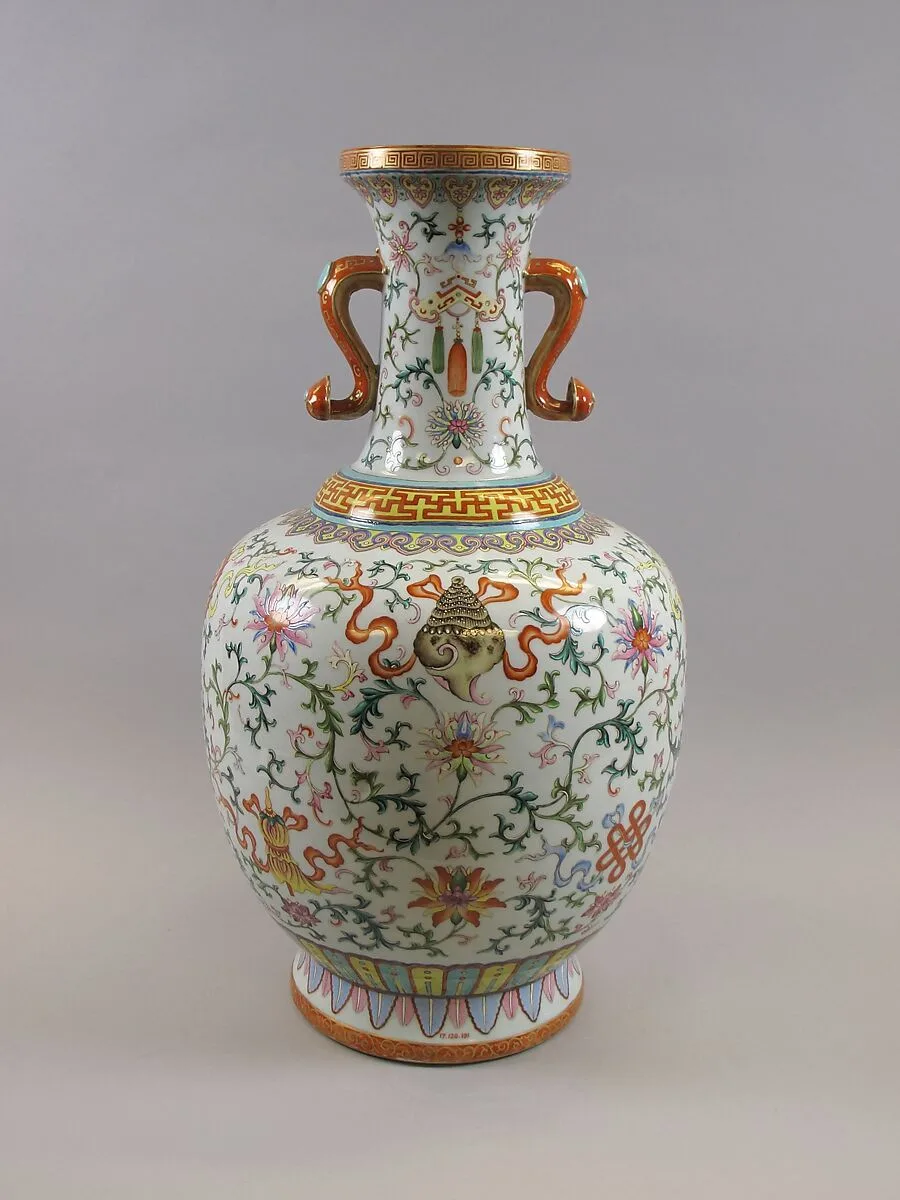 清乾隆 景德鎮窯粉彩八吉祥紋如意耳瓶|Vase with eight treasures and auspicious symbols — Unknown
