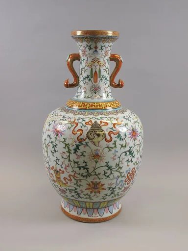 清乾隆 景德鎮窯粉彩八吉祥紋如意耳瓶|Vase with eight treasures and auspicious symbols