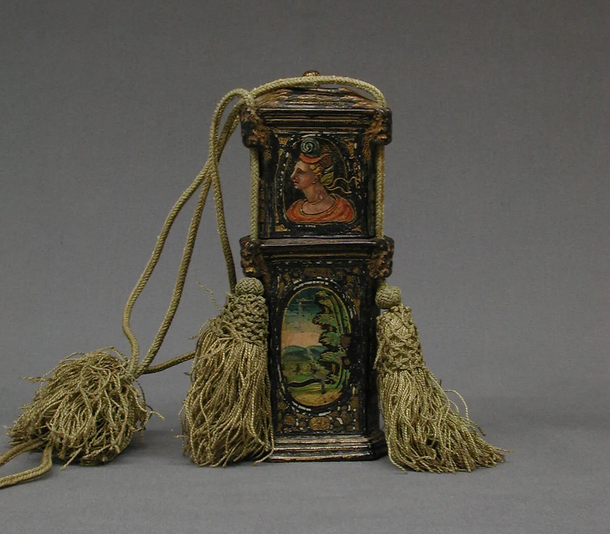 Case containing toilet accessories — Unknown