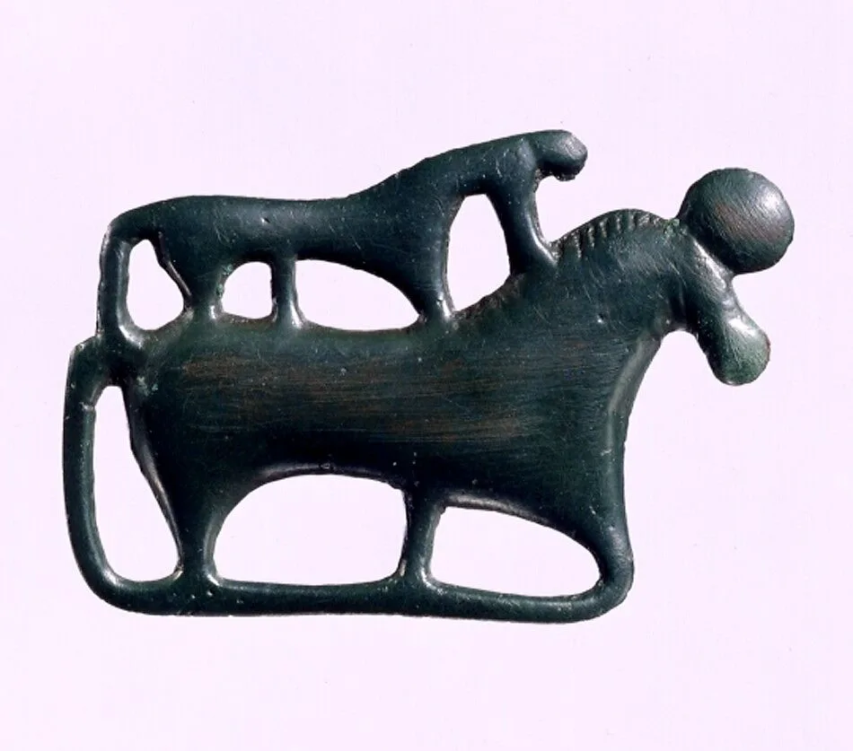 公元1—3世紀 雙馬紋青銅牌飾|Garment plaque in the shape of two horses — Unknown
