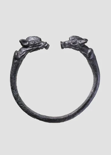 Bracelet with boar terminals