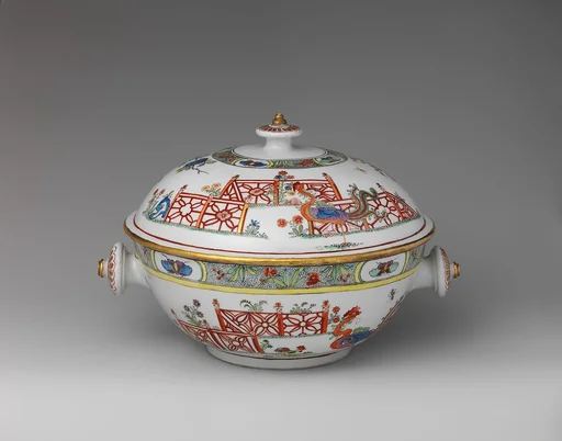 Tureen with phoenixes in landscape