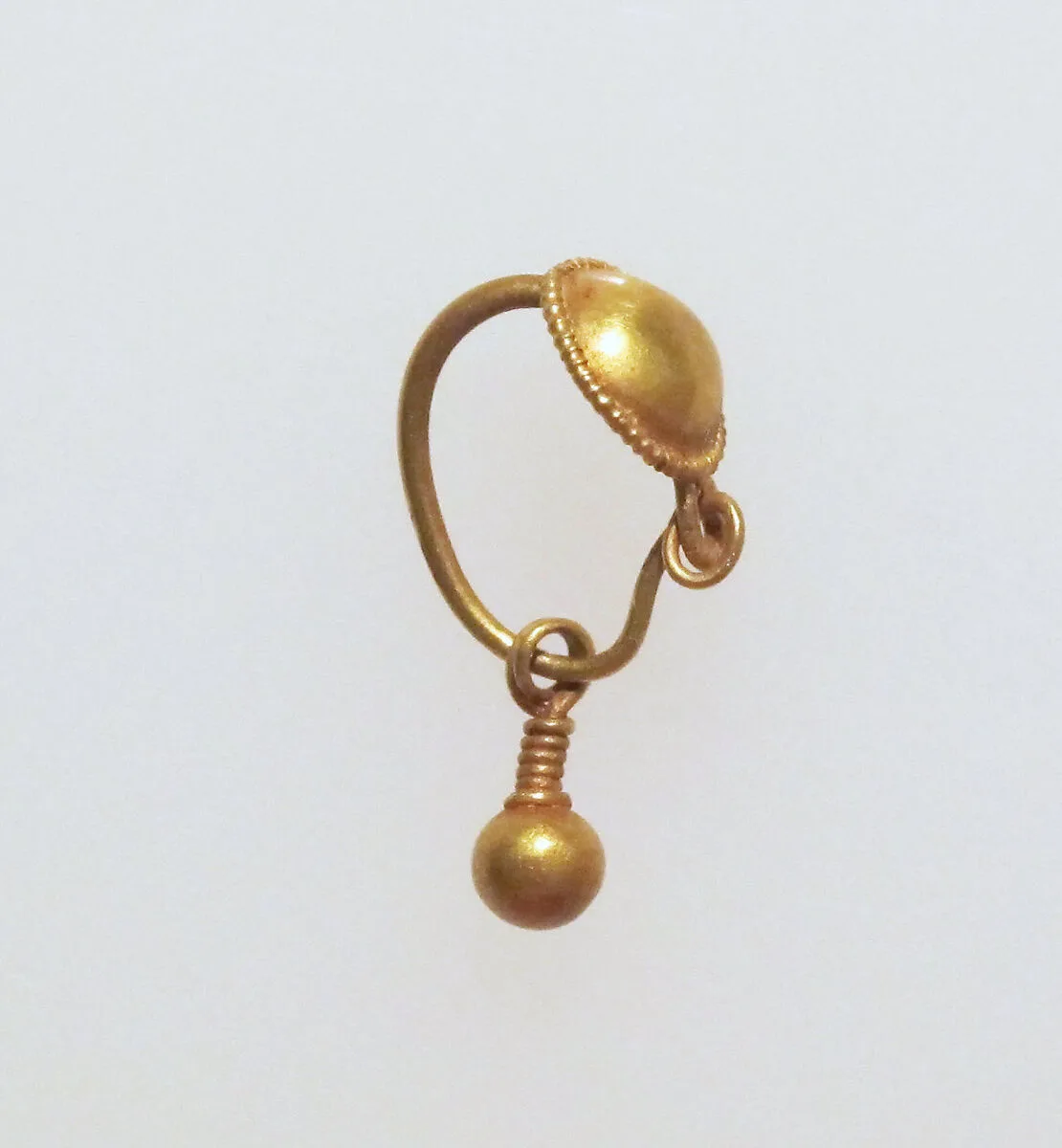 Gold earring with disc and pendant — Unknown