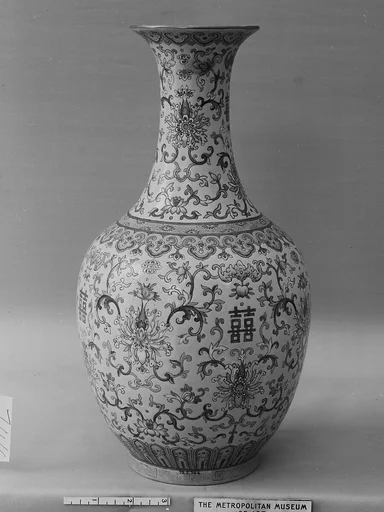 清嘉慶 景德鎮窯黃地粉彩蝠桃花枝紋瓶|Vase decorated with bats and peaches amid scrolling floral vines