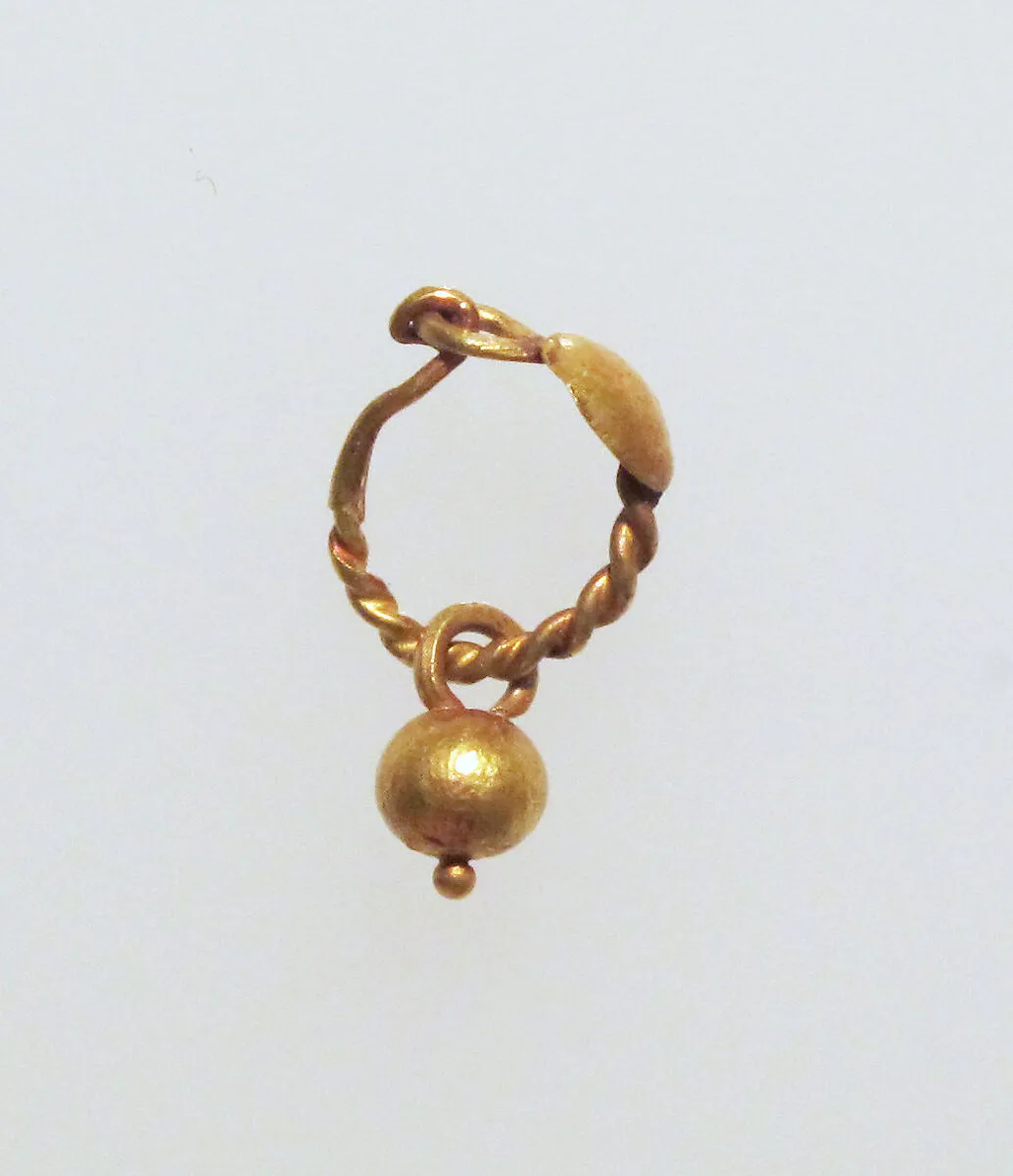 Gold earring with disc and pendant — Unknown