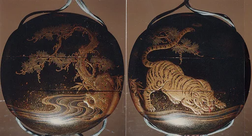 虎蒔絵印籠 銘近秀|Inrō with Tiger Drinking from a River beside Rocks and Pine Tree