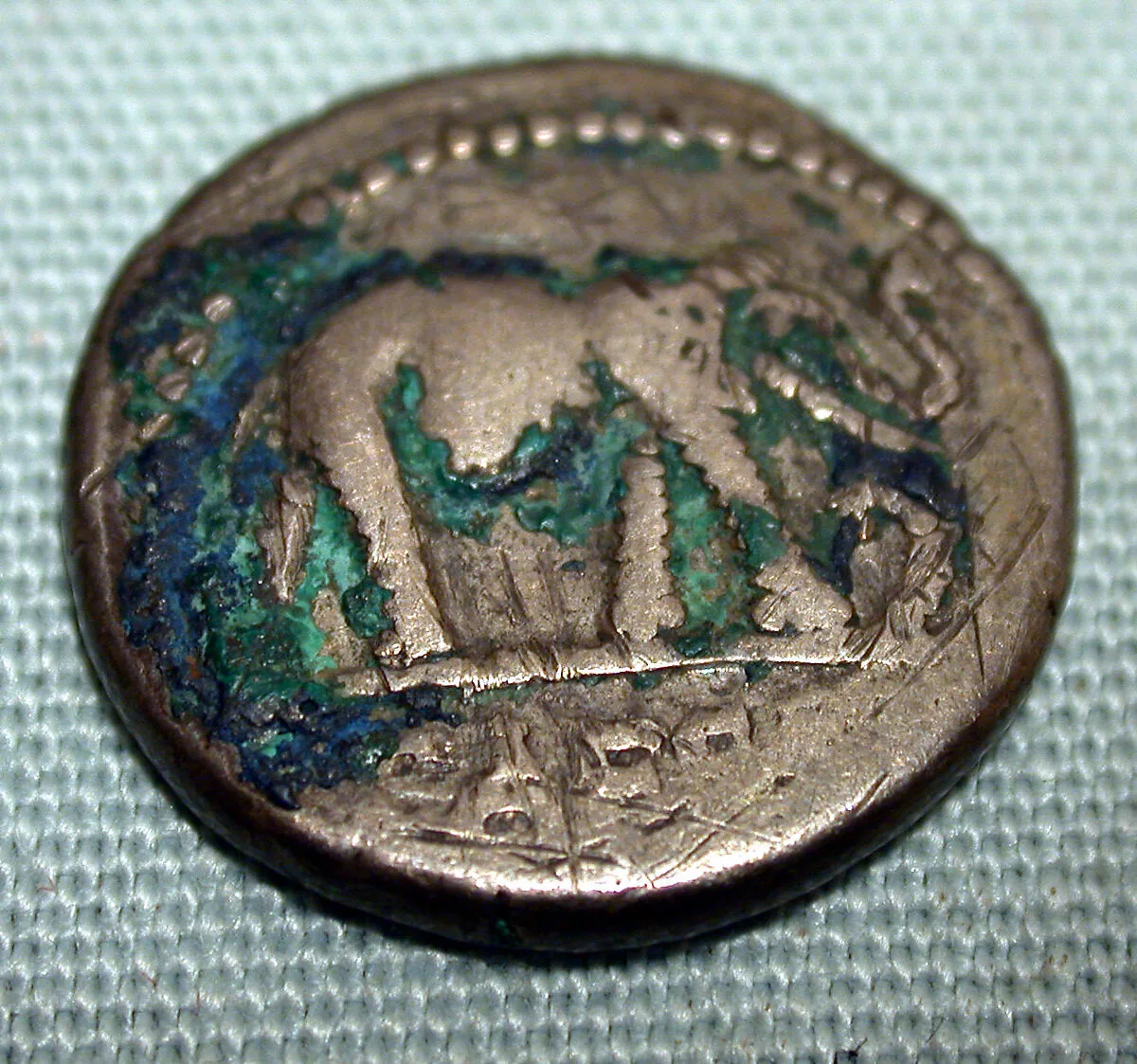 Silver denarius of Julius Caesar — Unknown