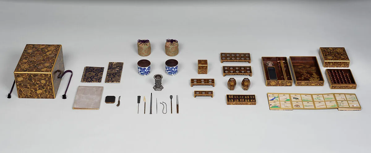 梨子地葵牡丹紋散二葉葵唐草蒔絵十種香箱|Ten-round incense game set with arabesque foliage and family crests — Unknown