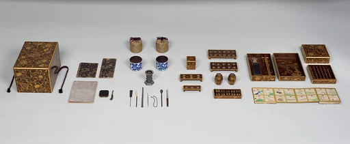 梨子地葵牡丹紋散二葉葵唐草蒔絵十種香箱|Ten-round incense game set with arabesque foliage and family crests