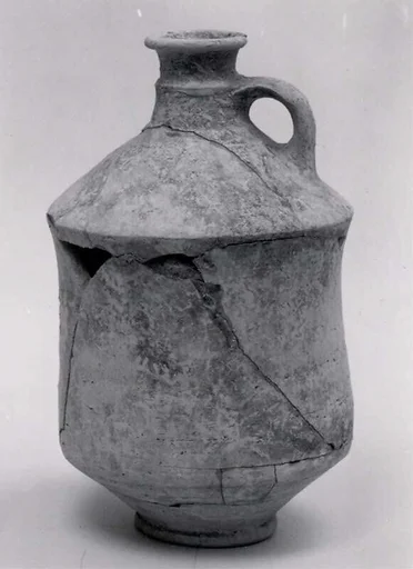 Pot with handle