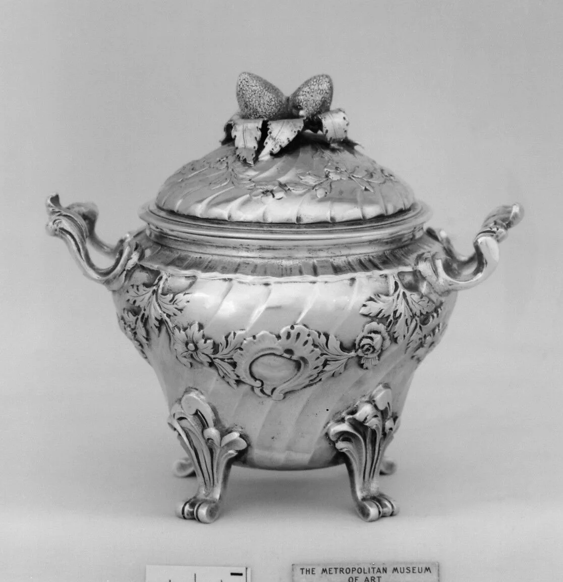 Sugar bowl in 18th century style — Unknown