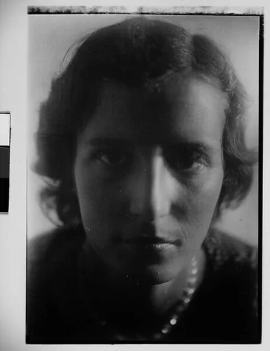 [Unidentified Woman: Dorothy Harvey?]