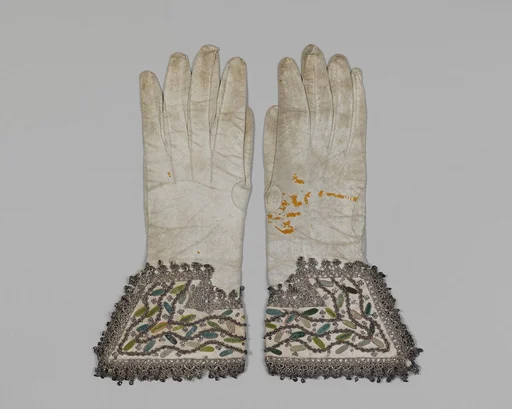 Pair of gloves
