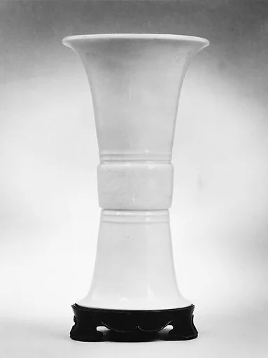 백자 고형화병 중국 청|白磁  觚形花甁  中國 淸|Gu-shaped vase with floral patterns