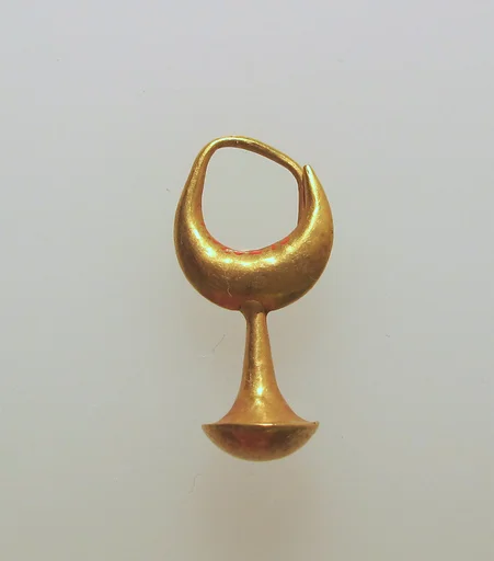 Earring with nail head pendant, 12