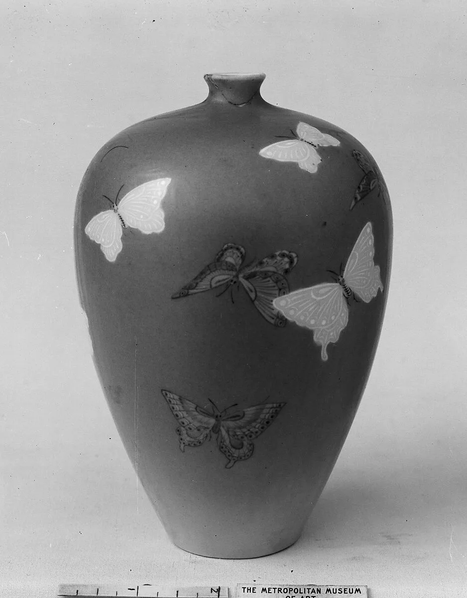 蝶文瓶|Vase with Butterflies — Katō Tomotarō