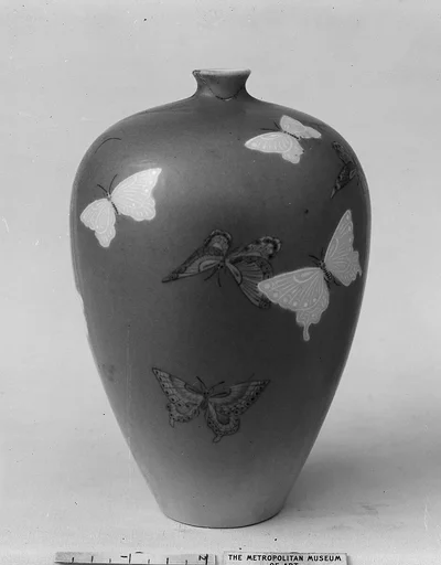 蝶文瓶|Vase with Butterflies