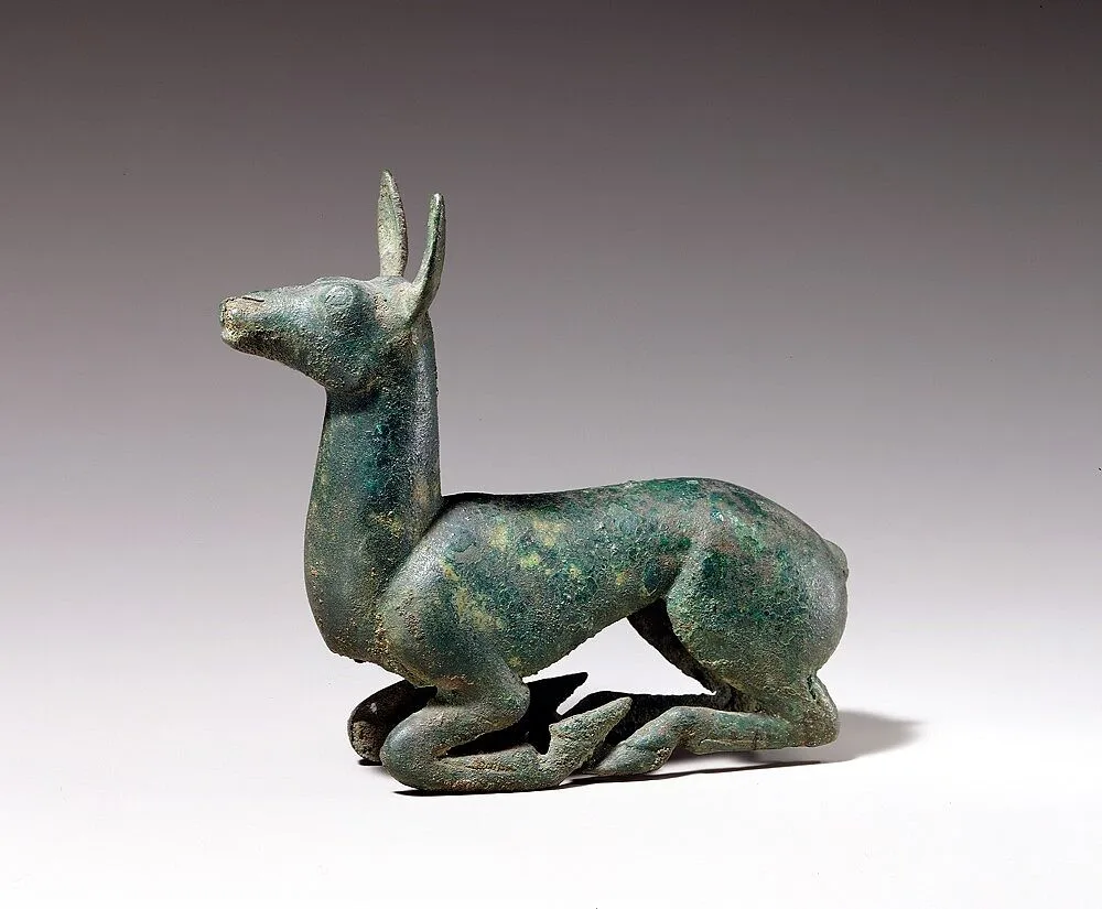 臥鹿紋青銅車飾|Chariot Yoke Ornament in the Shape of a Recumbent Doe — Unknown