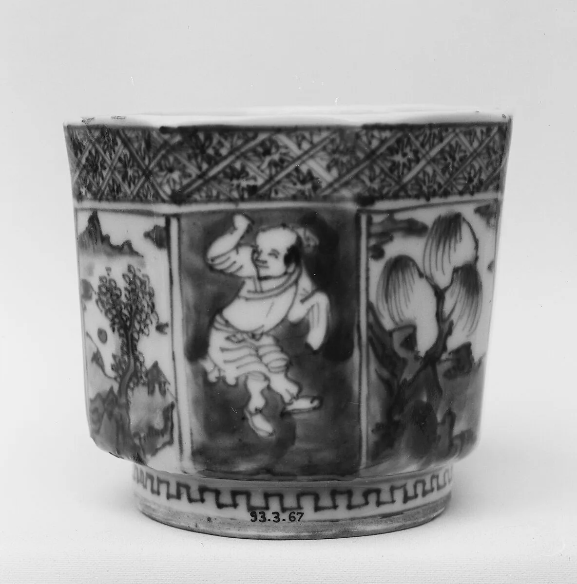 染付唐人山水文六角碗|Hexagonal Cup with Chinese Figures and Landscapes — Unknown