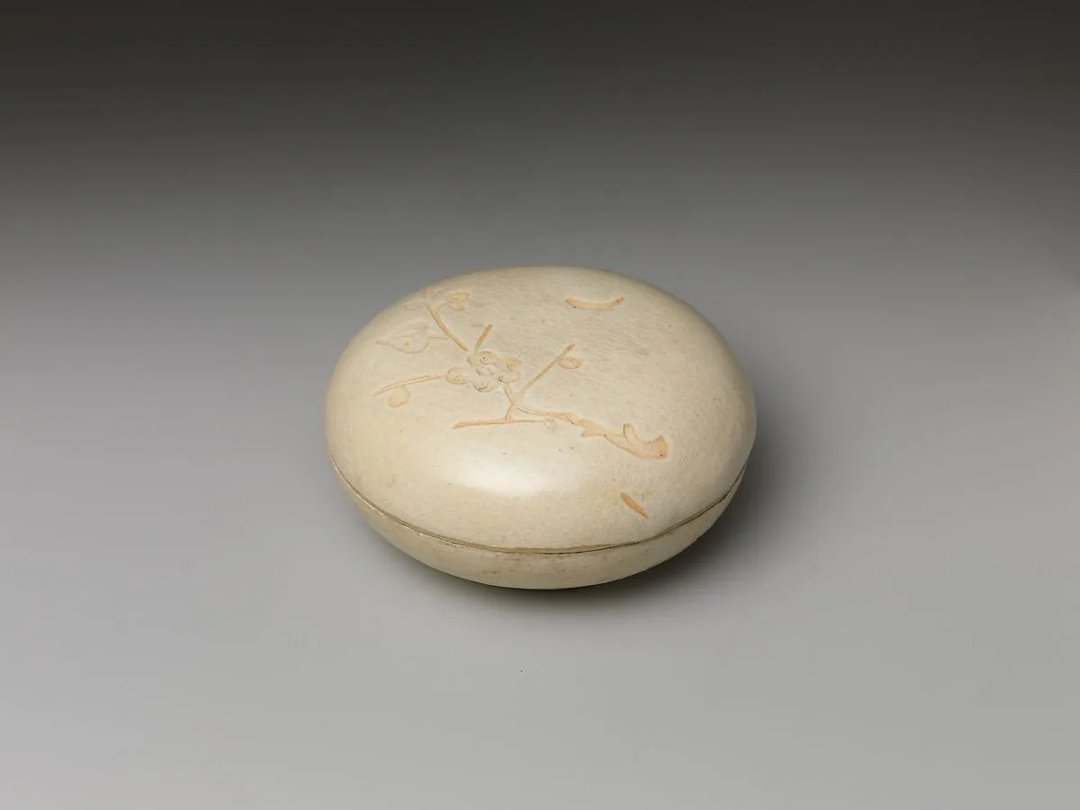 南宋至元 吉州窯月影梅紋瓷盒|Covered box with flowering plum — Unknown