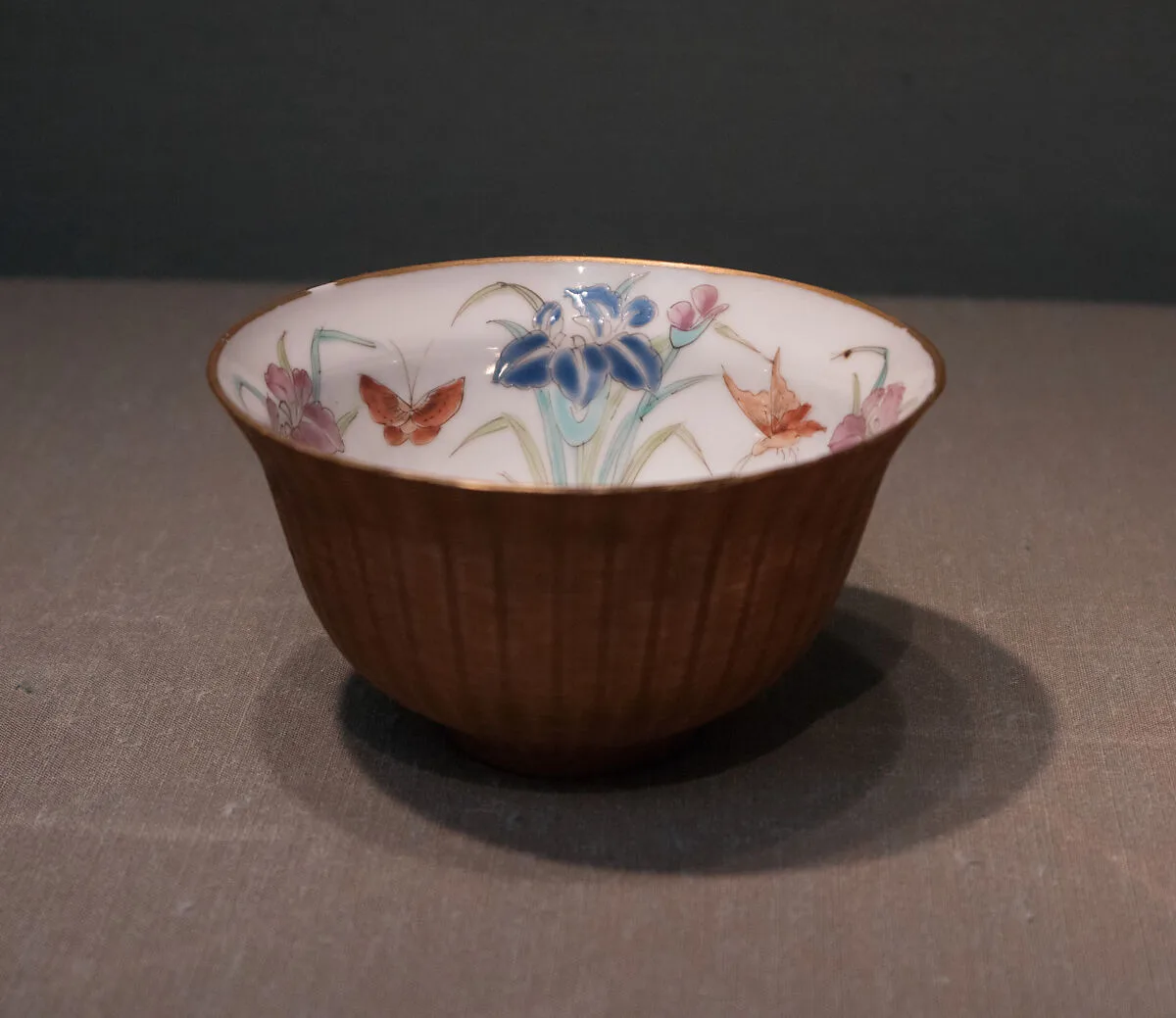 蔵春亭三保造 杜若蝶文竹細工茶碗|Cup with Butterflies-and-Iris Design and Basketry Exterior — Zōshuntei Sanpo