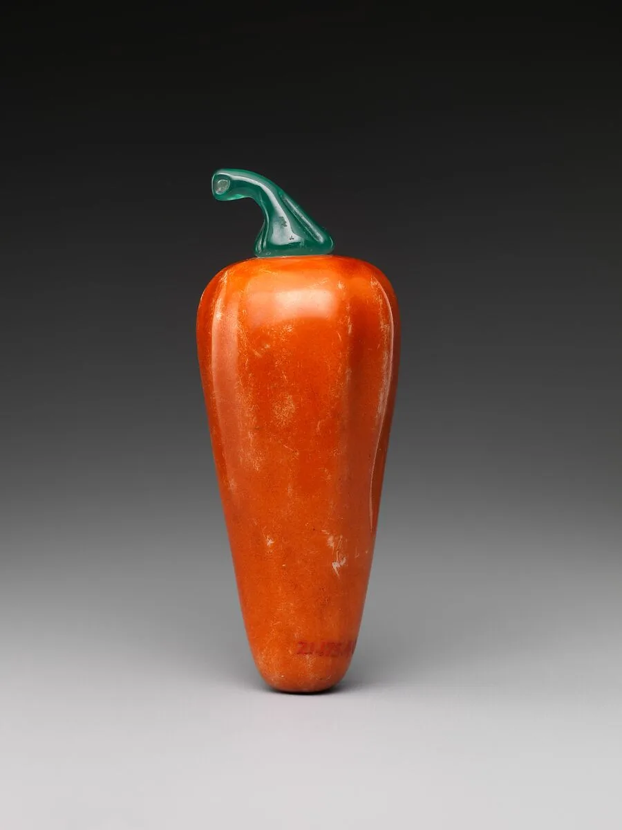 清中期 景德鎮窯像生瓷辣椒形鼻煙壺|Snuff bottle in the shape of a hot pepper — Unknown