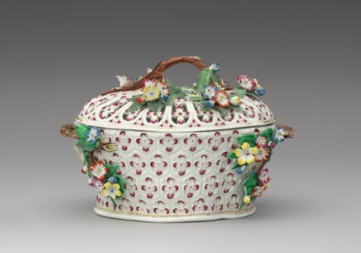 Dessert basket with cover