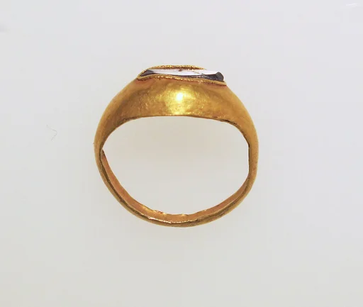Ring with garnet