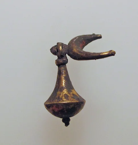 Earring with nail head pendant, 6
