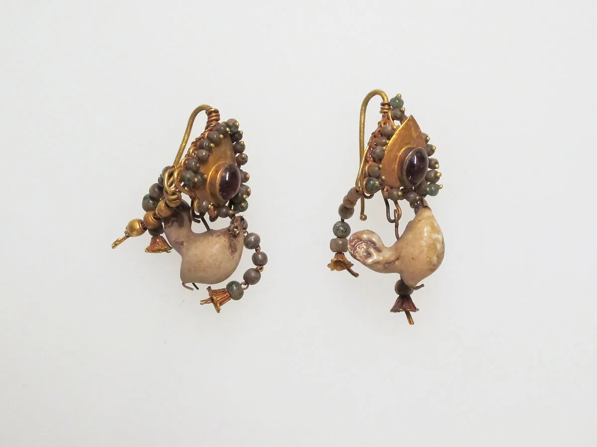 Earring with pendant of birds and glass beads — Unknown
