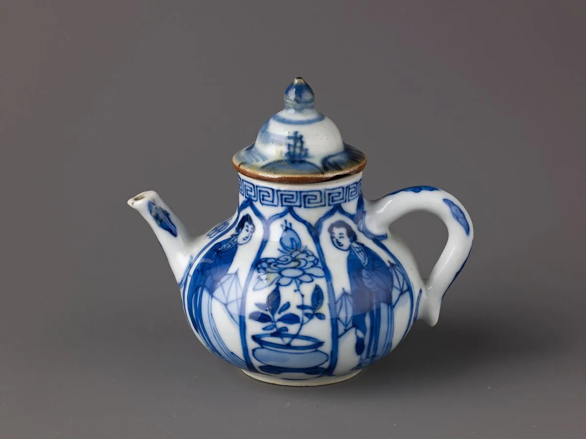 Small wine pot or teapot with a lid — Chinese