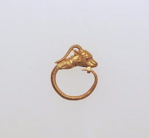 Gold earring with head of an antelope