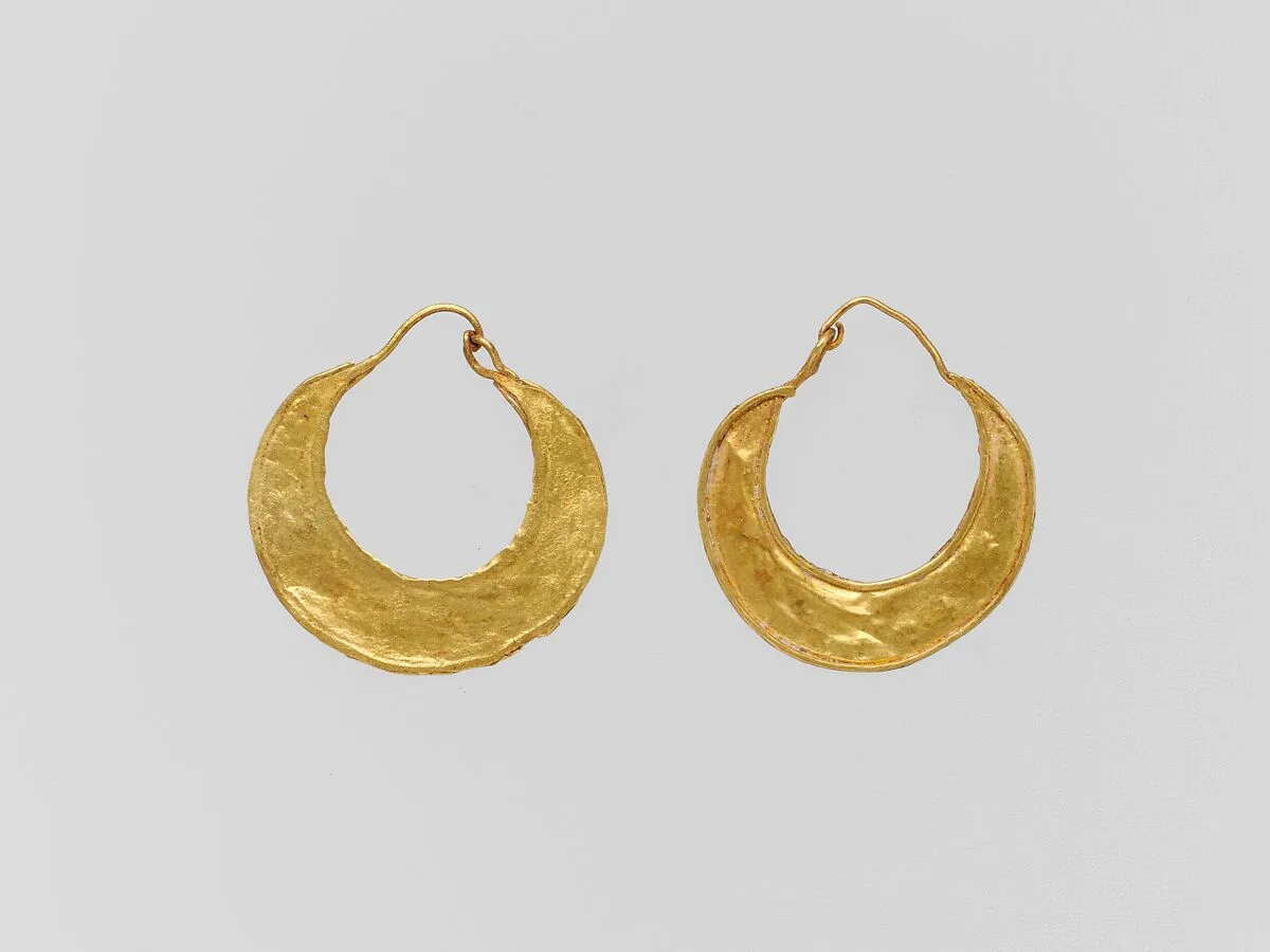 Gold crescent-shaped earring — Unknown