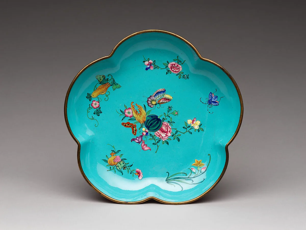 清中期 銅胎畫琺瑯“萬延年製”款花蝶紋葵口盤|Lobed dish with flowers, fruits, and insects — Unknown