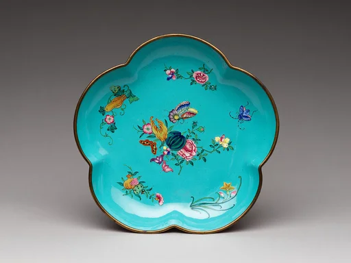 清中期 銅胎畫琺瑯“萬延年製”款花蝶紋葵口盤|Lobed dish with flowers, fruits, and insects