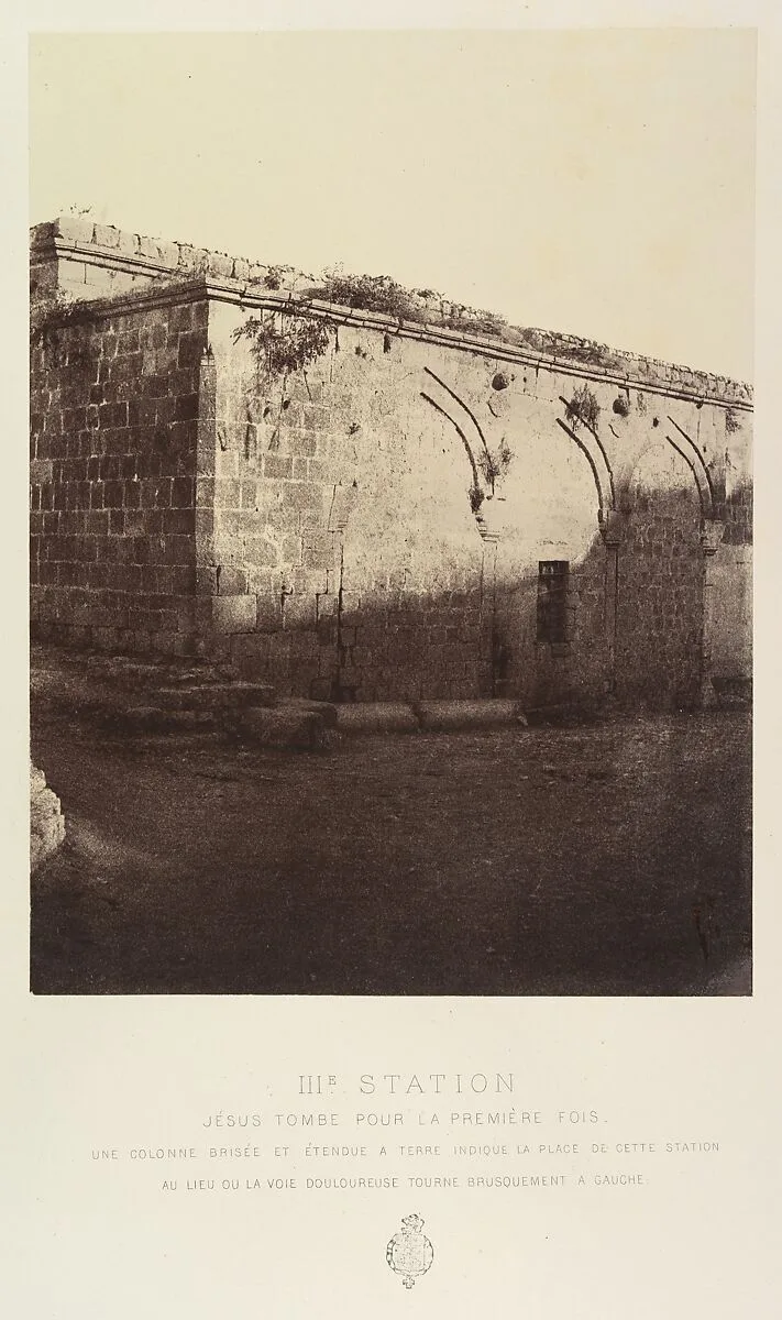 IIIe Station. Jésus tombe pour la première fois. Une colonne brisée et entendue a terre indique la place de cette station au lieu où la voie douloureuse tourne brusquement a gauche — Louis de Clercq|H. Jannin|J. Blondeau et Antonin