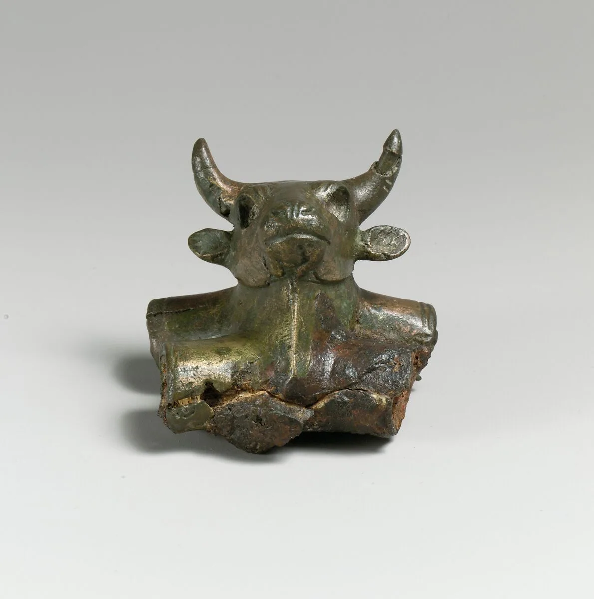 Bronze bull's head — Unknown