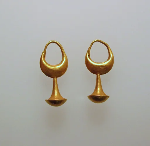 Earring with nail head pendant, 12