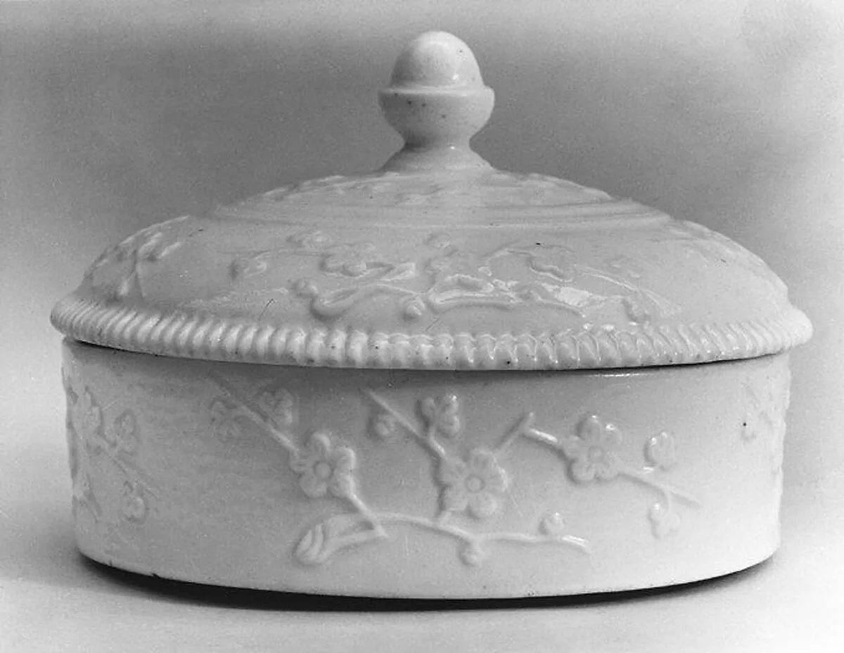 Box with cover — Saint-Cloud factory