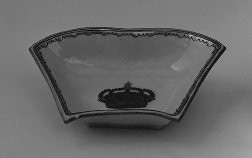 Segmental dish (part of a service)