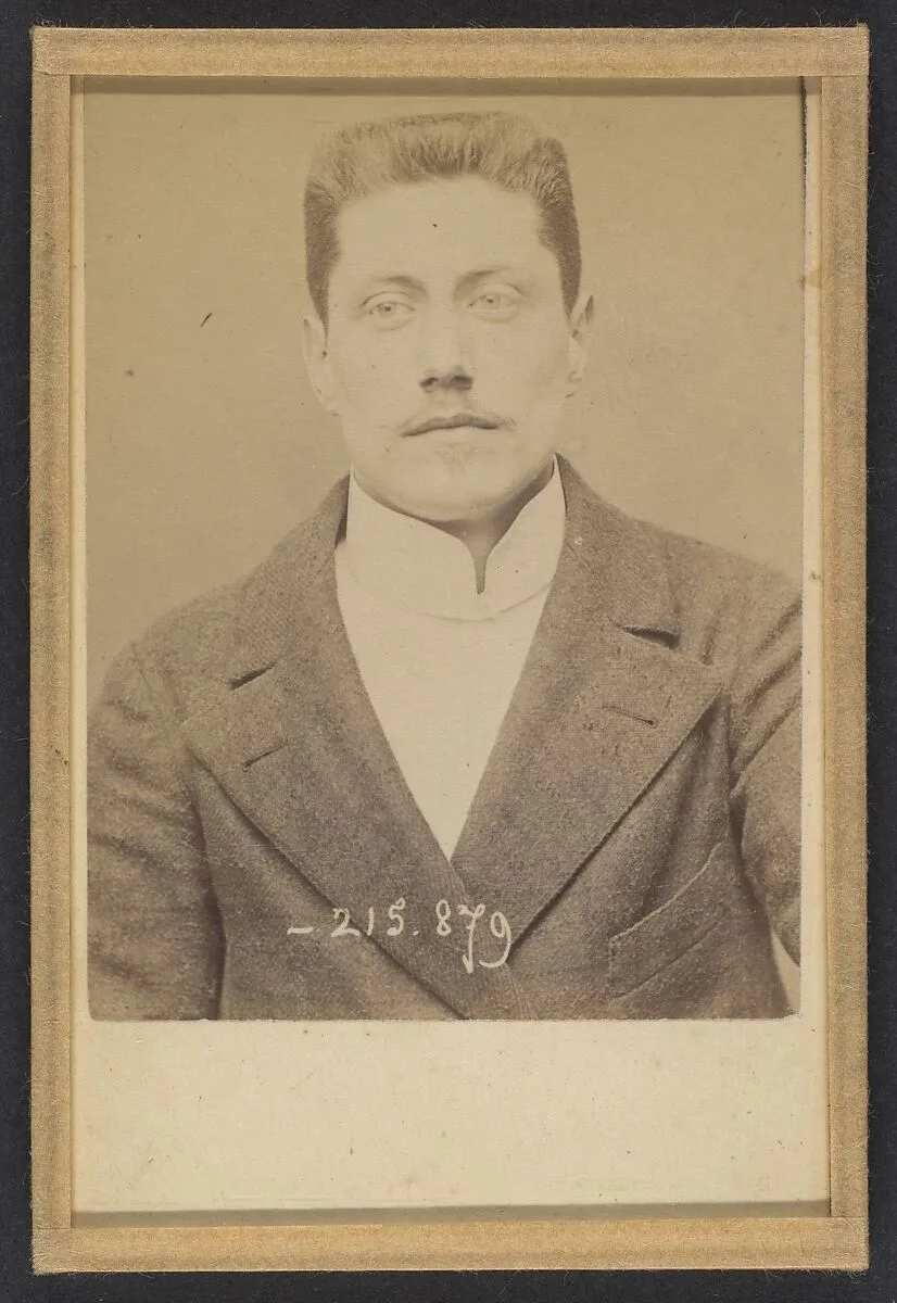Ortiz. Léon. 25 ans, né à Paris. Commis d'architecte. Anarchiste. Voyage ordinairement en bicyclette. — Alphonse Bertillon