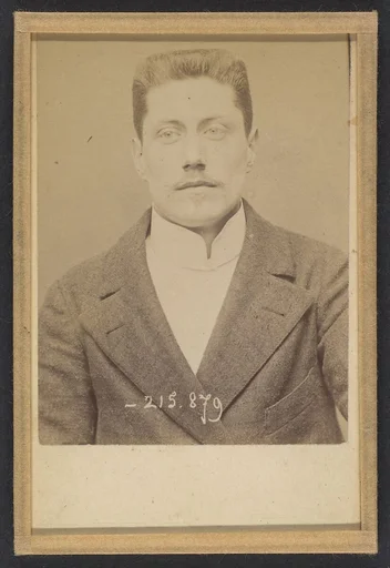 Ortiz. Léon. 25 ans, né à Paris. Commis d'architecte. Anarchiste. Voyage ordinairement en bicyclette.