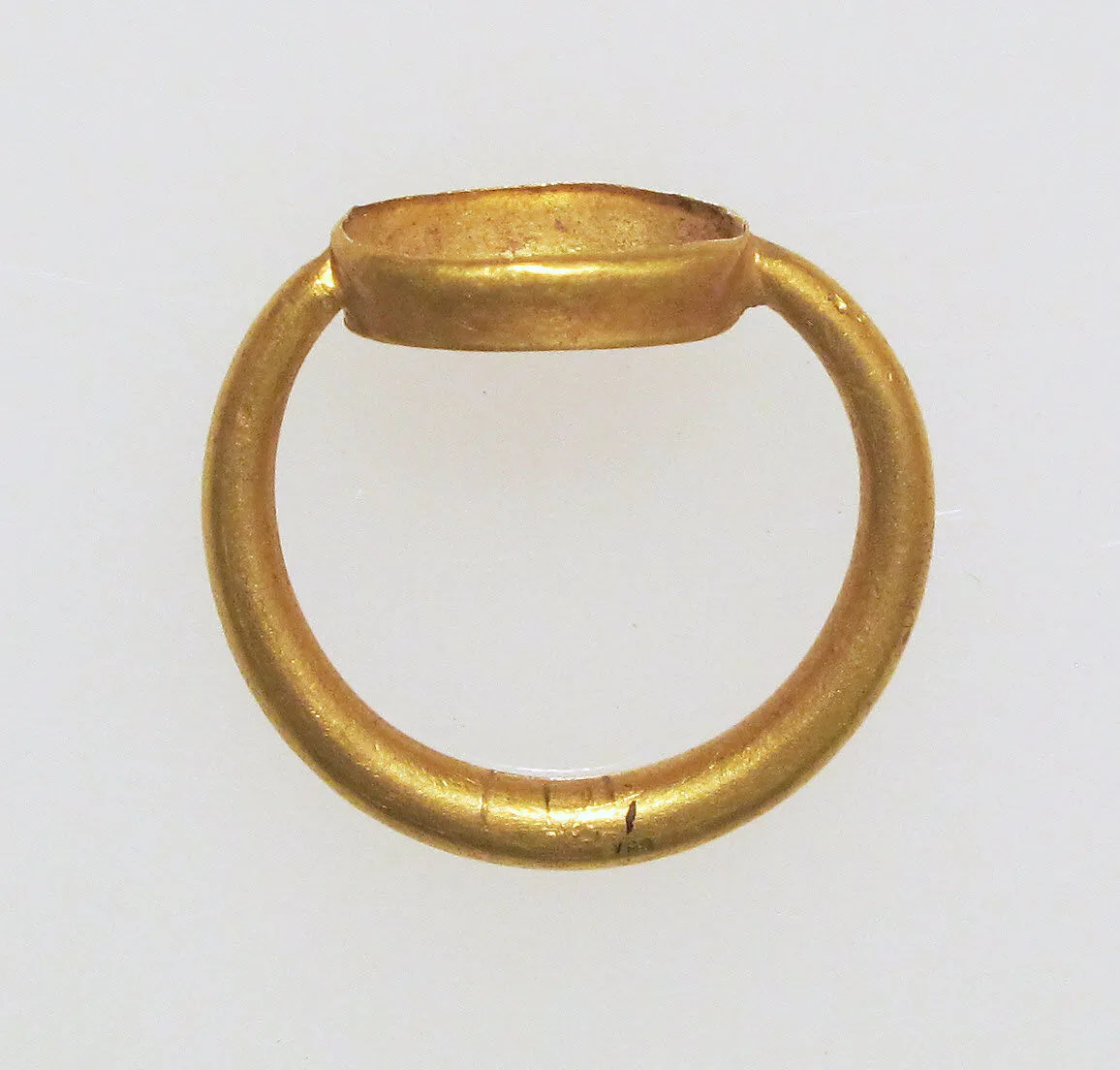 Ring with box setting — Unknown