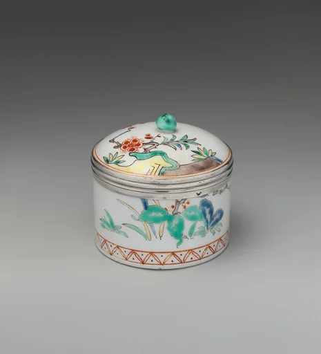 Pomade pot with cover